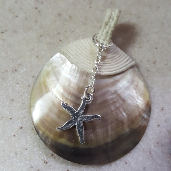 Gorgeous mother of pearl pendant with starfish - Picture 2 of 8